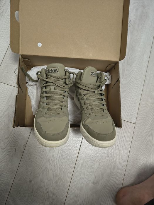 Vând adidași adidas