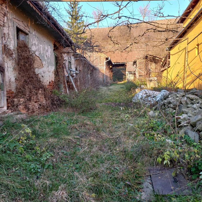 Vând casă cu teren