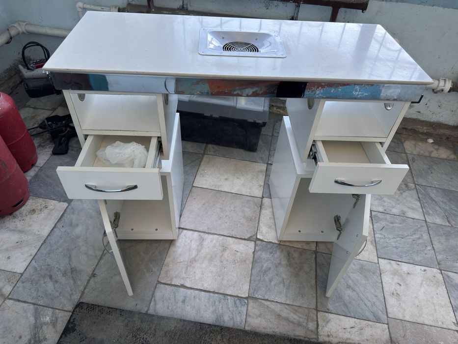 Маникюрный стол просто стоит