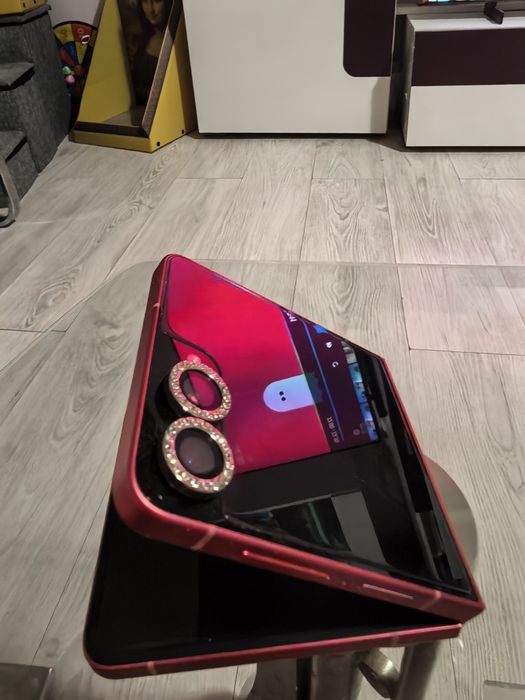 Samsung Galaxy Z Flip7 512GB Dual SIM — КАТО НОВ + ПЪЛЕН ПАКЕТ АКСЕСОАРИ!