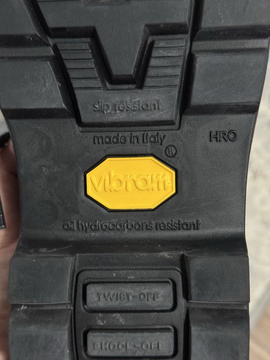 Продам защитные ботинки Safety