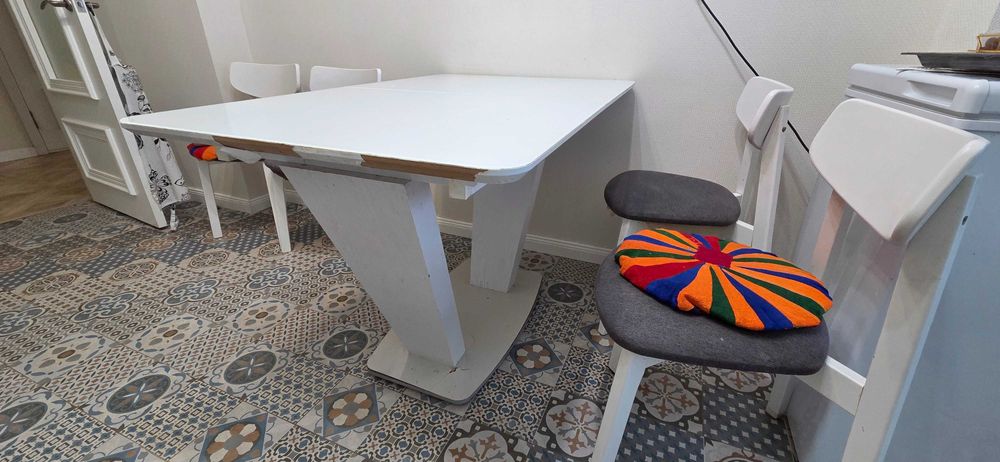 Кухонный стол с стульями