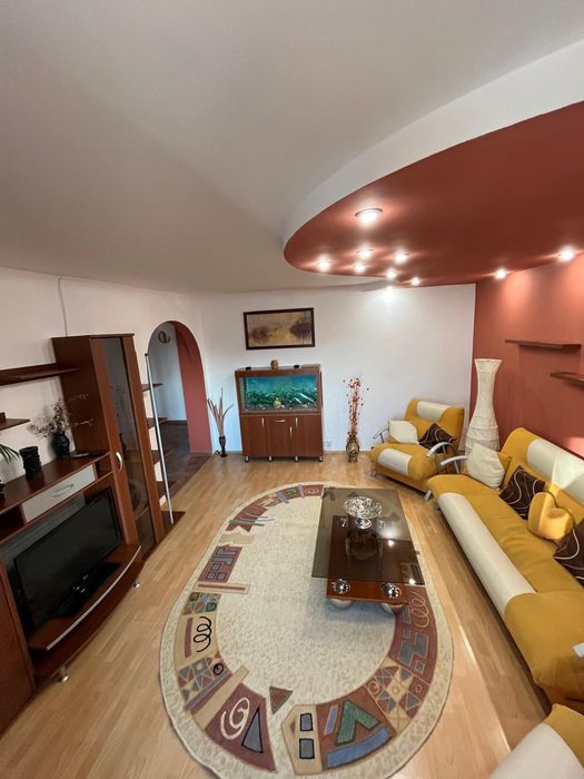 Închiriez apartament trei camere