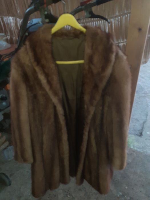 Vând palton din piele de vulpe