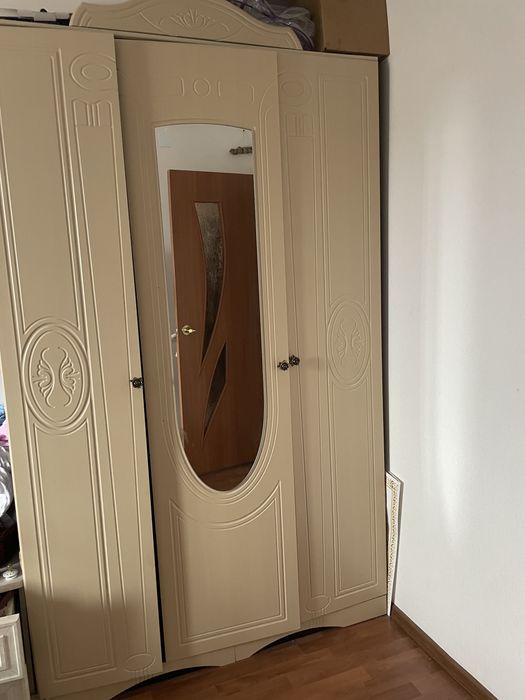 Продам шкаф трехдверный с зеркалом