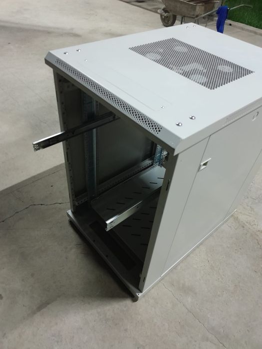 Серверный шкаф ещё есть маленький шкаф