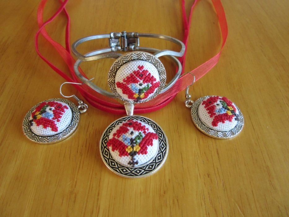 Ръчно бродирана риза и бижута с българска шевица