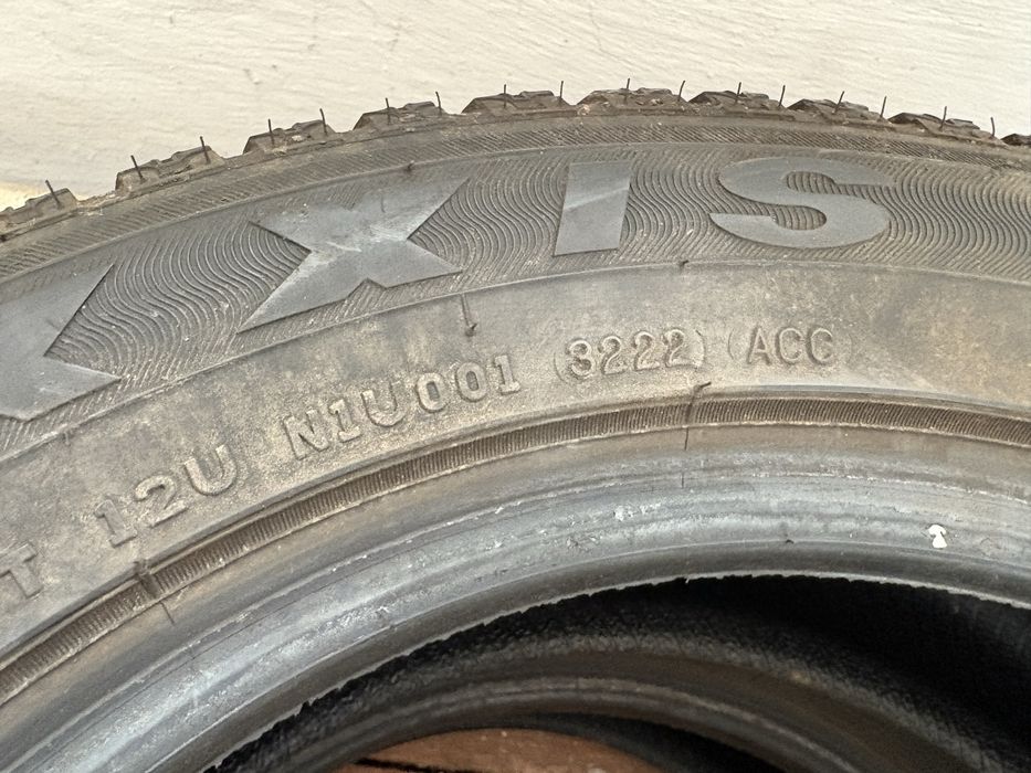 Продам 2 зимних баллона шипованных