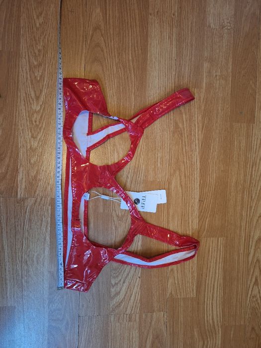 Sutien decupat din PVC rosu lucios