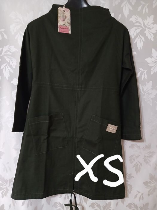 Дамски дрехи от затворен магазин.