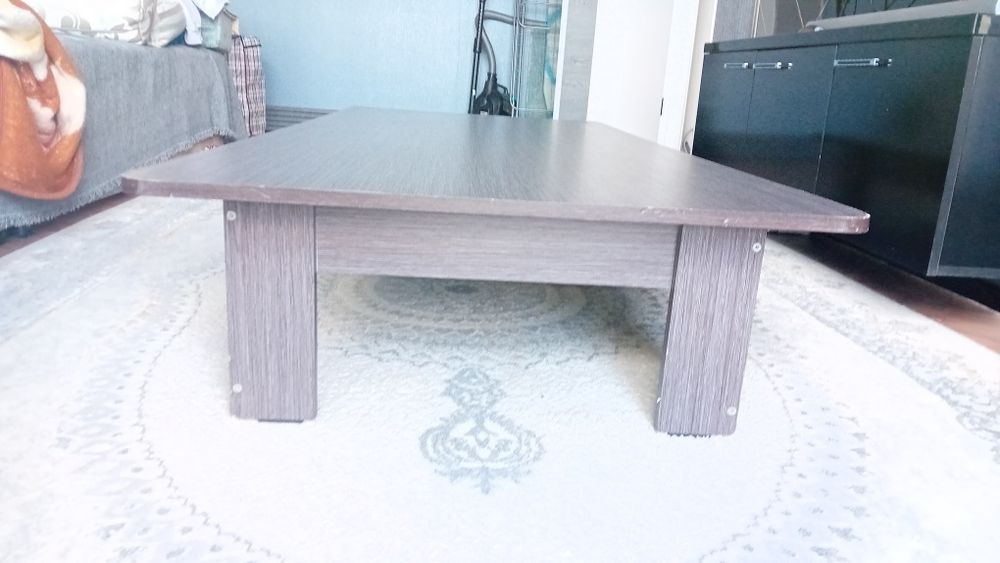 Стол низкий для гостей