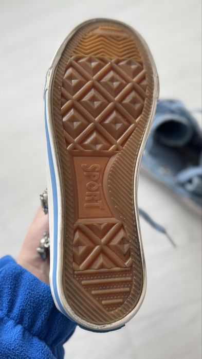 Tenesi dama albastri ca noi