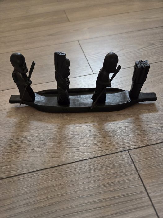 Statueta din lemn de culoare neagra, originala din Africa