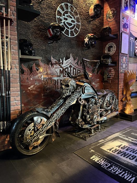 Sculptura motocicleta 2,7 m lungime. Otel tabla debitat “Ghost Rider”