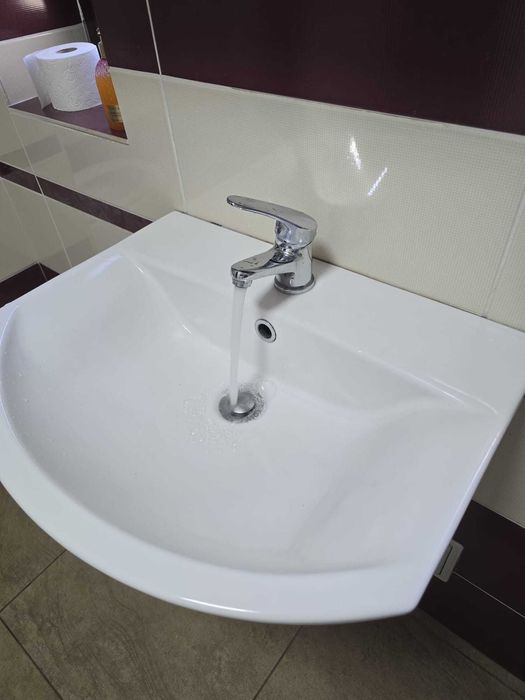 Chiuveta baie suspendata + baterie + dop – stare foarte buna