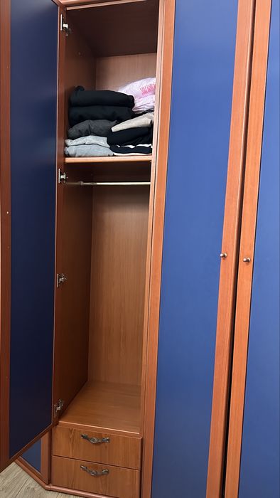 Угловой большой шкаф