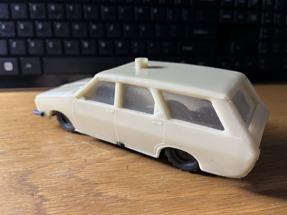 Jucarii vechi romanesti ambulanta si masinuta de curse