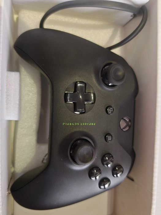 Consola jocuri XBOX ONE X la cutie 1 controller și 8 jocuri FAC SI UNELE SCHIMBURI