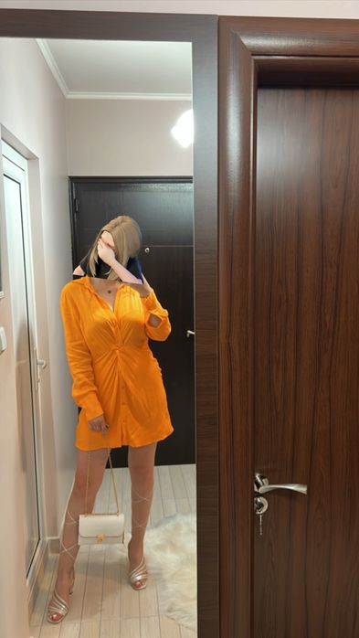 Къса сатенена рокля