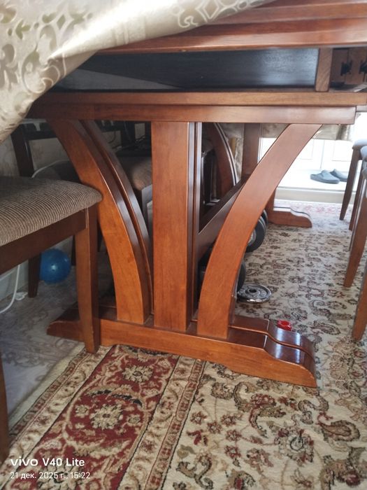 Продам стол в гостиную со стульями
