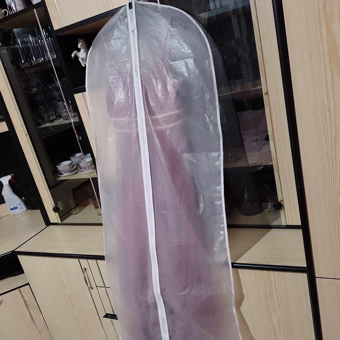 Vând rochiei și adidasi