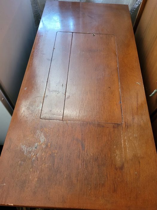 Masa și masină de cusut vintage