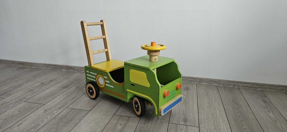 Recuzita foto - masinuta din lemn