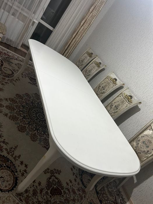 8 стульев и стол из дерева