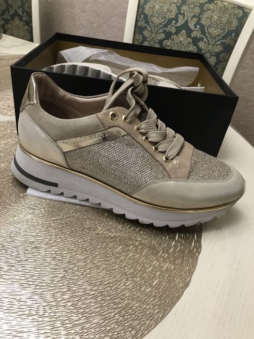 Женские кроссовки