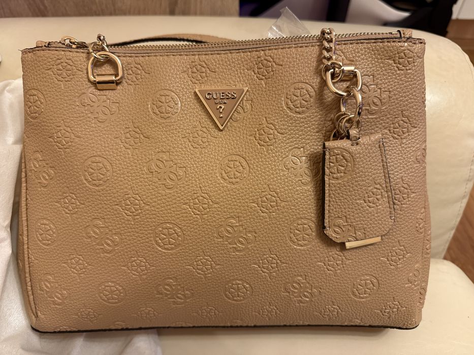Чисто нова оригинална чанта Guess