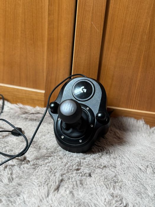 Vând Logitech G29 Driving Force, cu pedalierul original cu 3 pedale + schimbător Logitech Driving Force