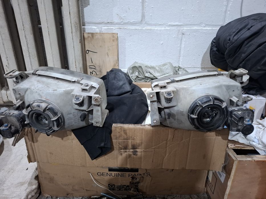 Передние фары Карина е