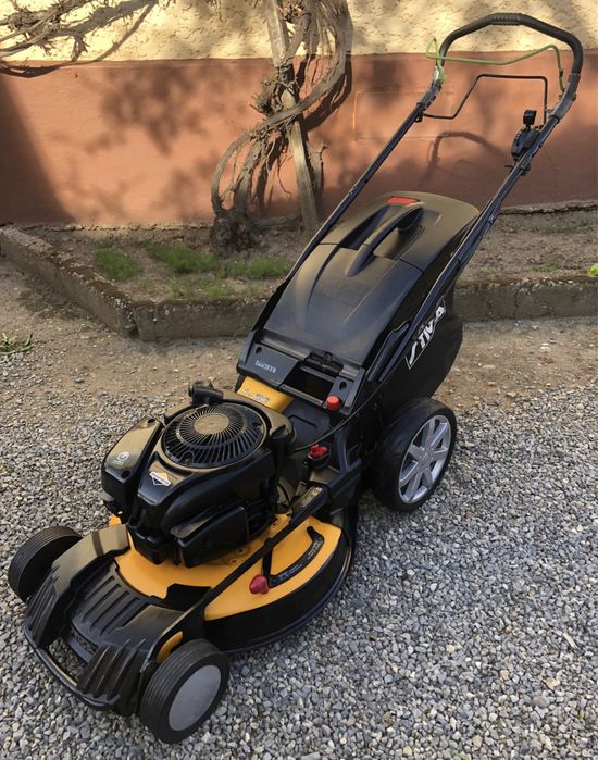 Mașina de tuns iarba Briggs Stratton