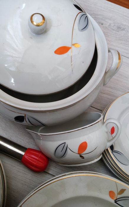 Столовый сервиз .