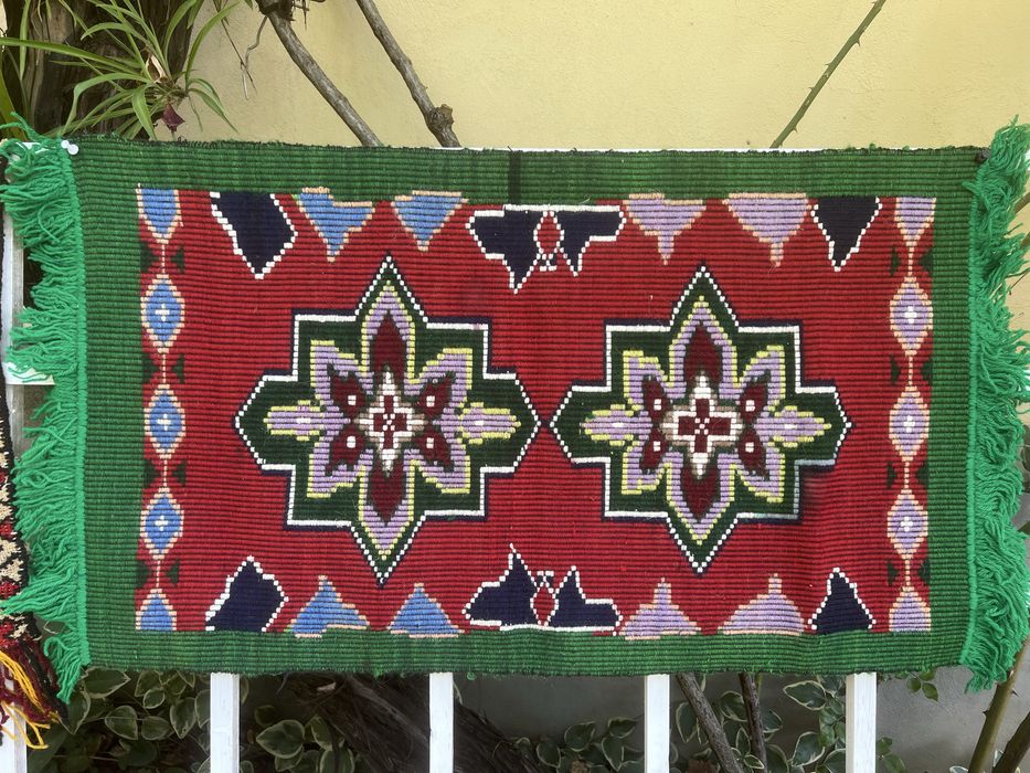 Стари но не използвани тъкани ковьори със наситени цветове за стена.