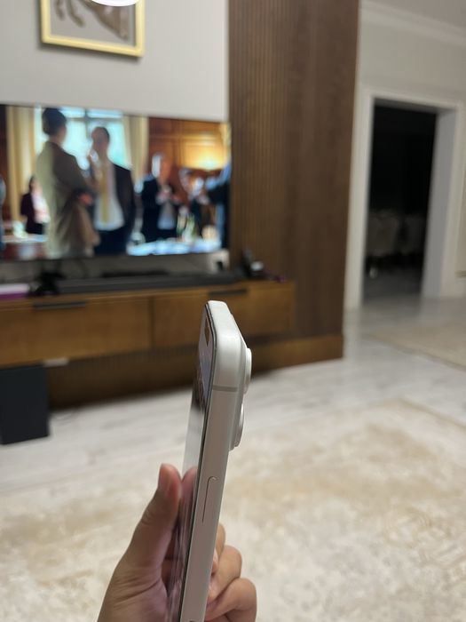 Продам iphone 17 pro max white