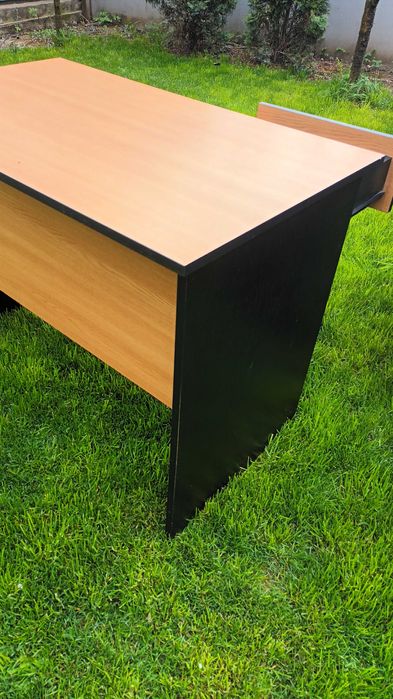 Birou 105×62, inaltime 80. Detin 2 bucati.