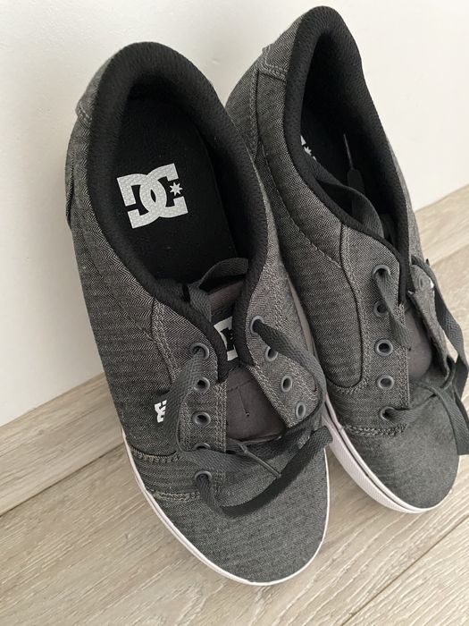 Tenisi DC numarul 40,5