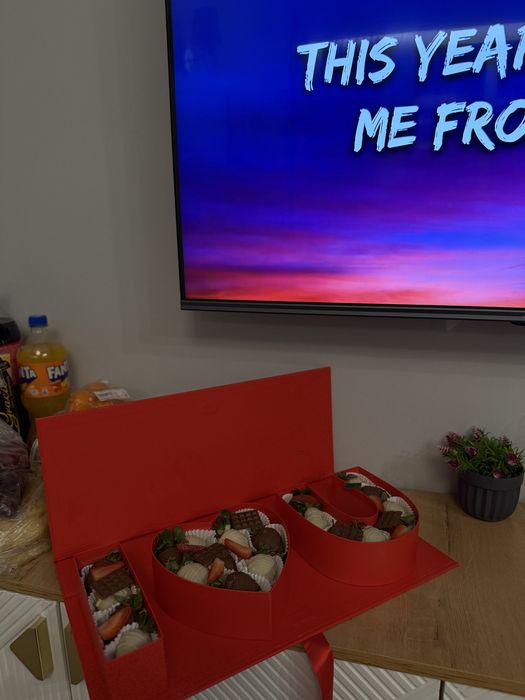 Клубника в шоколаде новый адрес Байтурсынова 39/1 Г.Астана