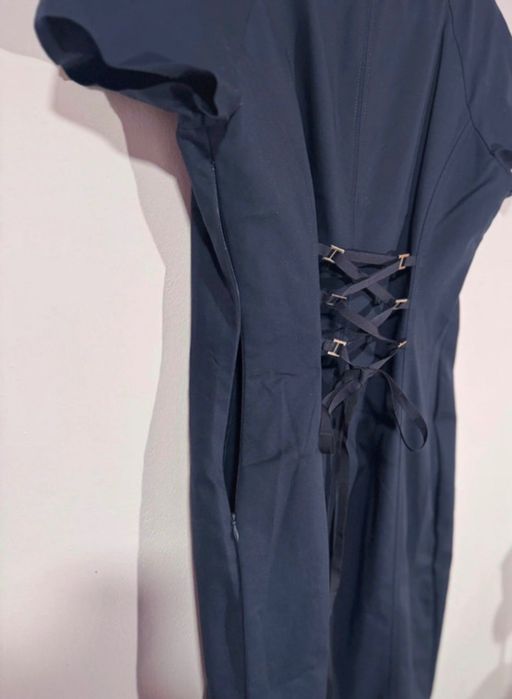 Rochie elegantă bleumarin, croială cambrată, detaliu corset – M/L