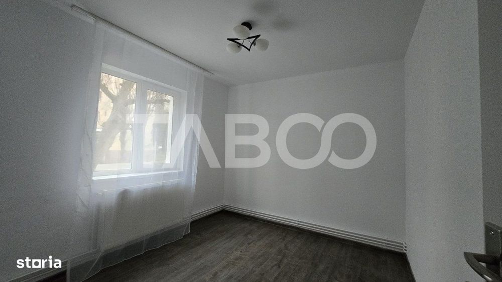 Apartament 2 camere la parter pretabil spatiu comercial de vanzare