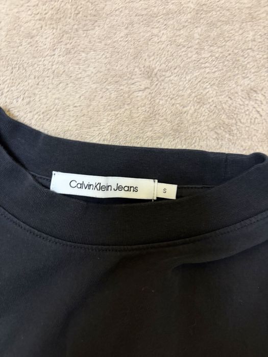 Къса тениска Calvin Klein Jeans.