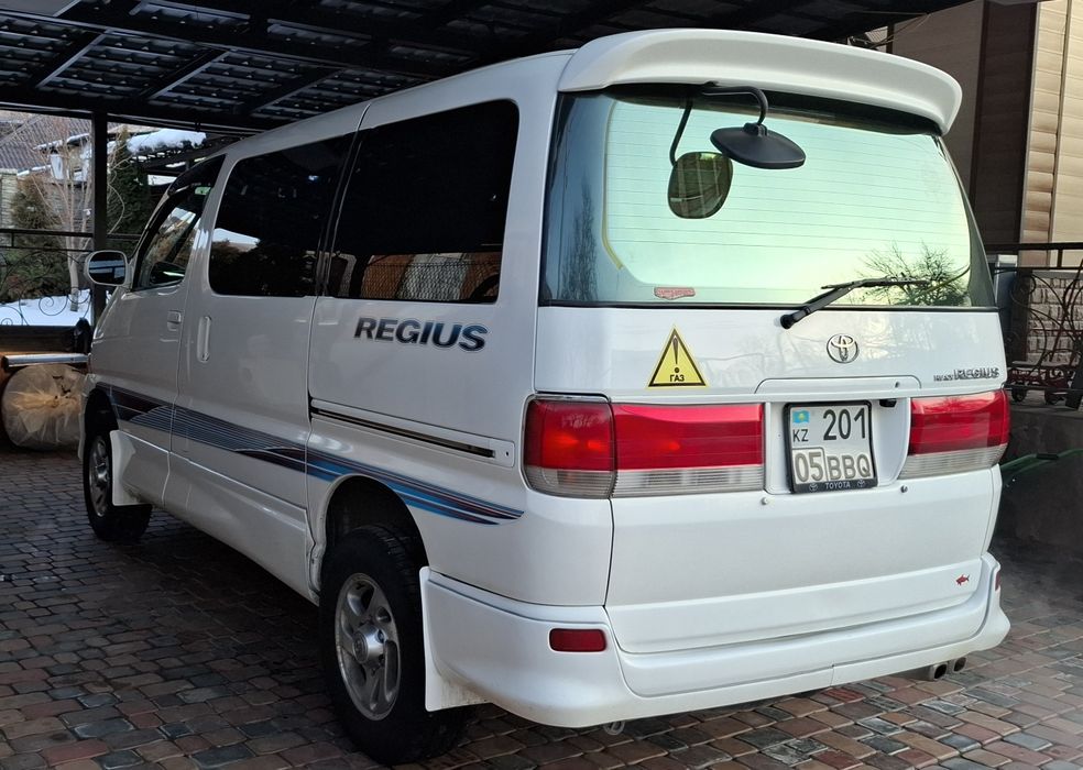 Toyota hiace regius