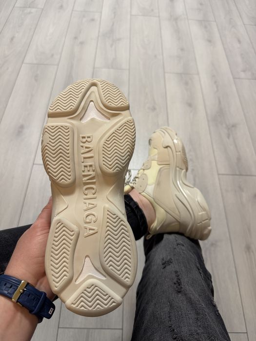 Adidasi Unisex Balenciaga Triple S Crem!