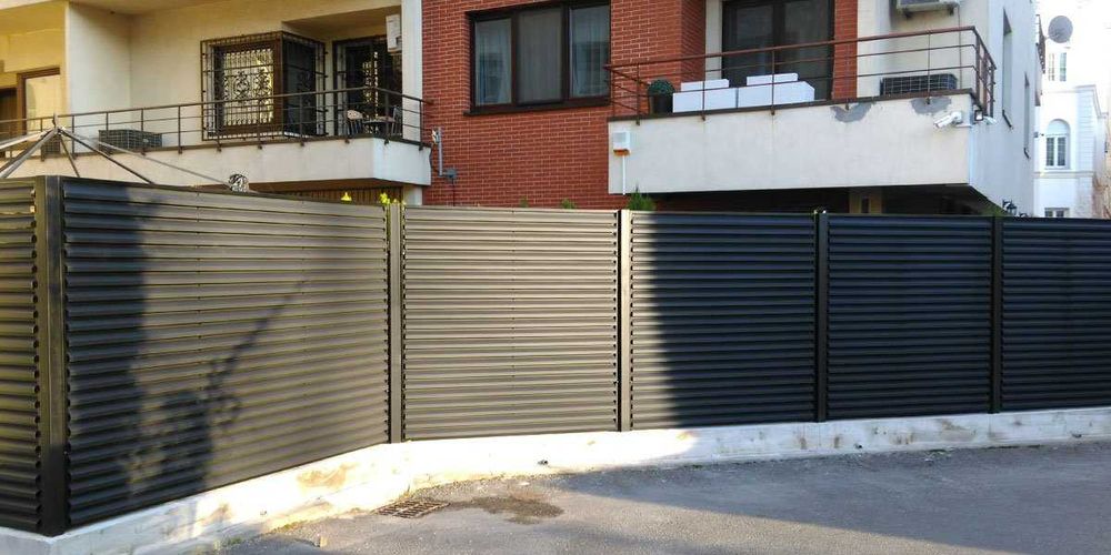 Garduri din sipca metalica, panou stil jaluzele, tabla, plasa si BCA