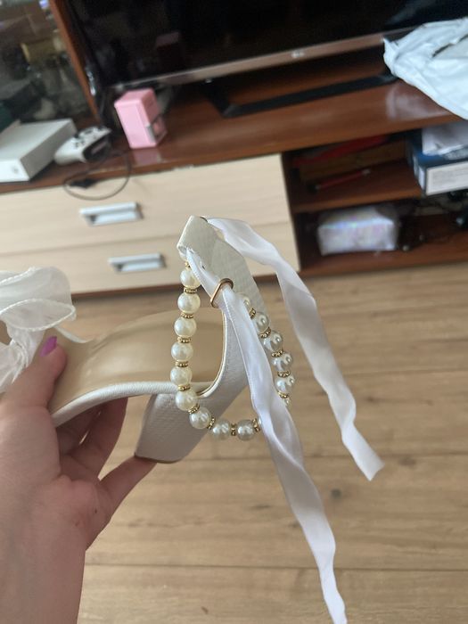 Белые туфли на высоком каблуке