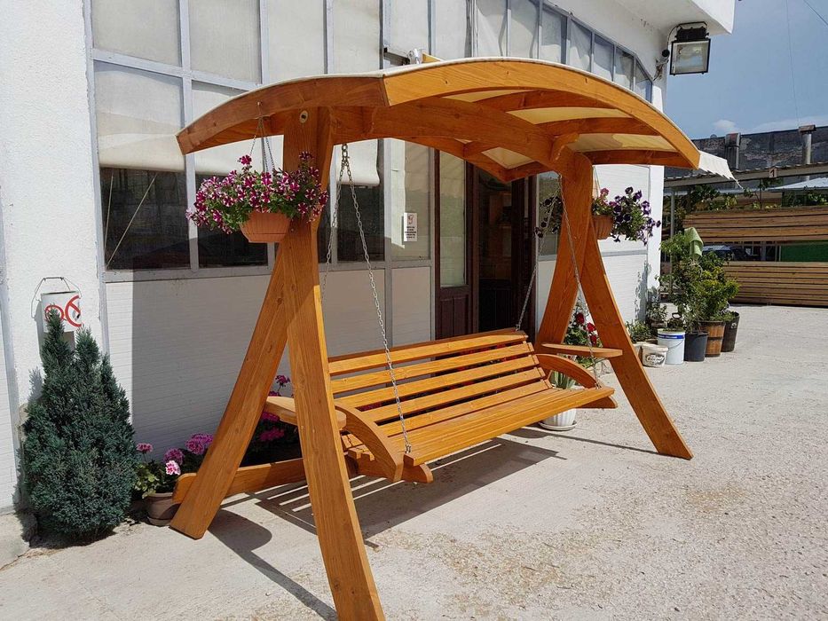 дървена люлка със сенник