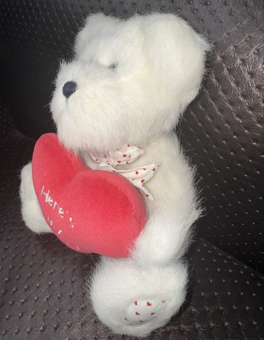 Плюшено бяло мече