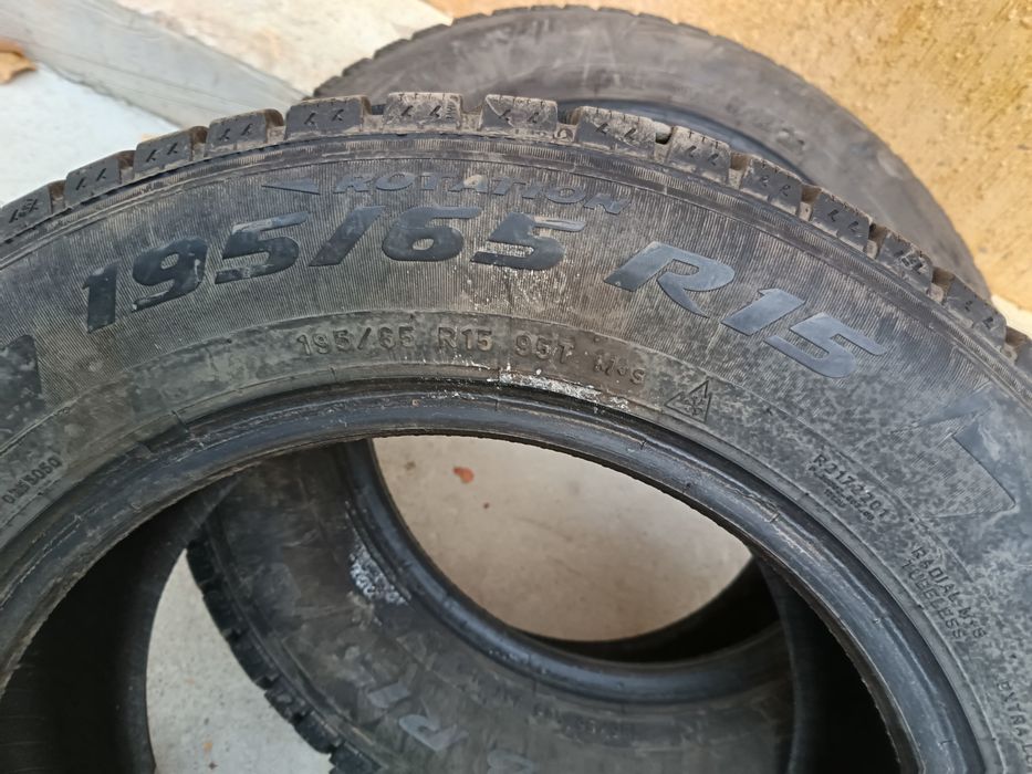 Продам шины шипованные 195/65R15 две штуки.