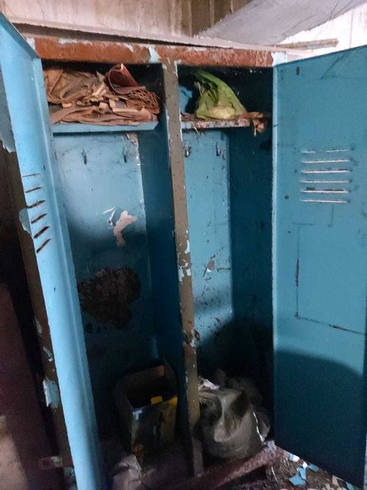 Железный шкаф для инструментов